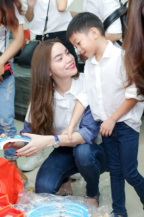 Bestie - Khoang khac de thuong cua sao Viet khi dien do "tone sur tone" voi nhoc ty nha minh