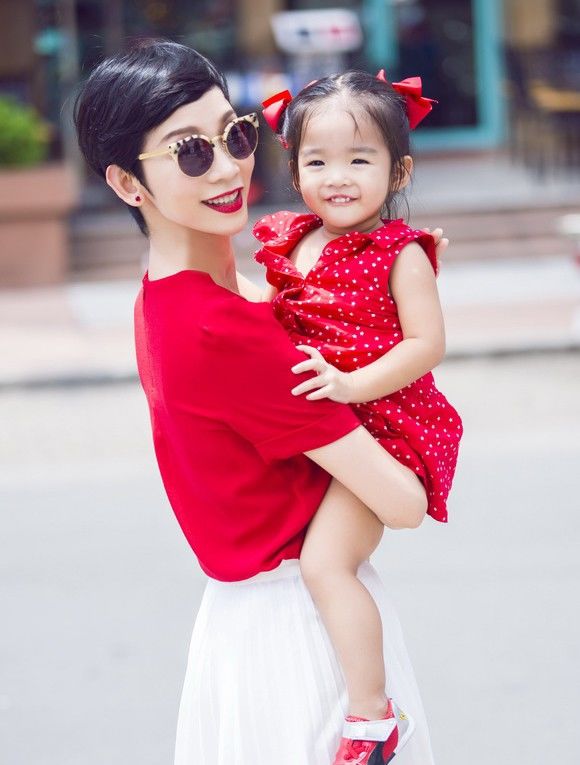 Bestie - Khoang khac de thuong cua sao Viet khi dien do "tone sur tone" voi nhoc ty nha minh