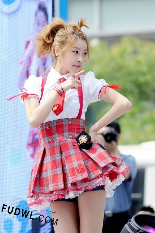 bestie sao Han mac vay ngan