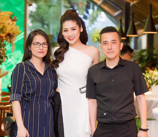bestie Nhan sắc trẻ trung lại ăn mặc phong cách của 4 bà mẹ sao Việt