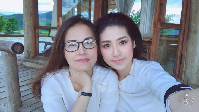bestie Nhan sắc trẻ trung lại ăn mặc phong cách của 4 bà mẹ sao Việt