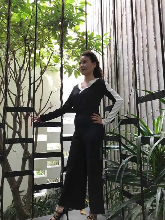 bestie Nhan sắc trẻ trung lại ăn mặc phong cách của 4 bà mẹ sao Việt