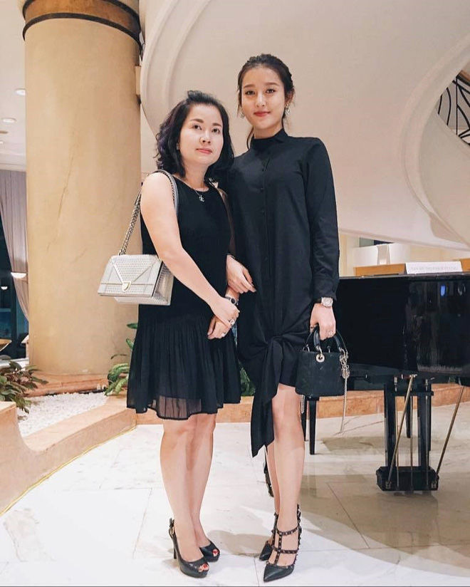 bestie Nhan sắc trẻ trung lại ăn mặc phong cách của 4 bà mẹ sao Việt