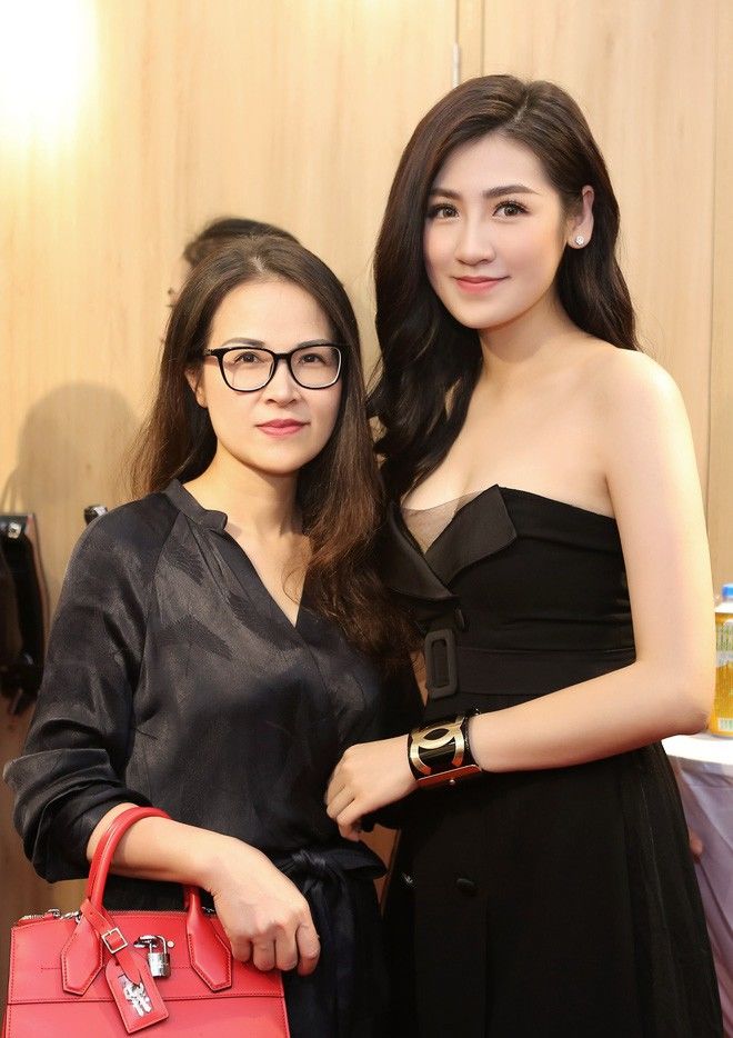 bestie Nhan sắc trẻ trung lại ăn mặc phong cách của 4 bà mẹ sao Việt