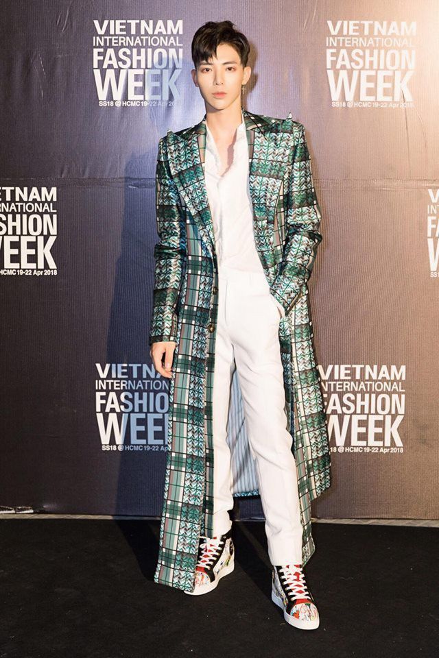 Những bộ trang phục được khen ngợi đẹp nhất tại VIFW 2018