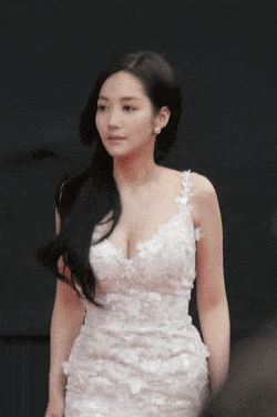 bestie ngoc nu man anh han so huu vong 1 khung