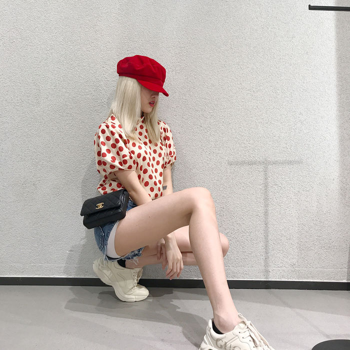 bestie xu huong chup hinh xoac chan cua sao viet