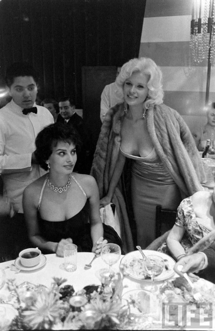 bestie sự thật về bức ảnh Sophia Loren nhòm ngực Jayne Mansfield