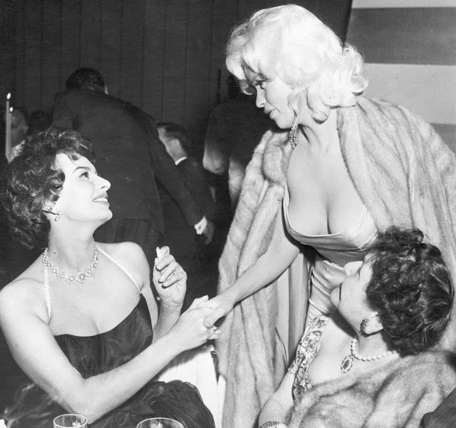 bestie sự thật về bức ảnh Sophia Loren nhòm ngực Jayne Mansfield