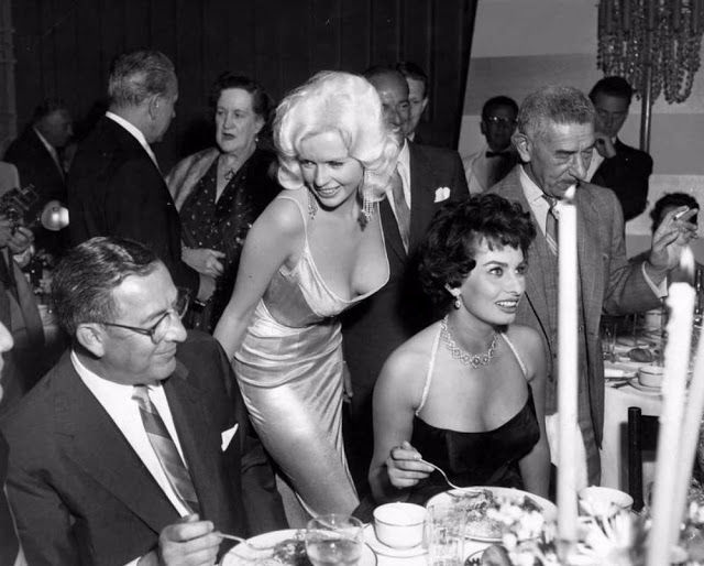 bestie sự thật về bức ảnh Sophia Loren nhòm ngực Jayne Mansfield