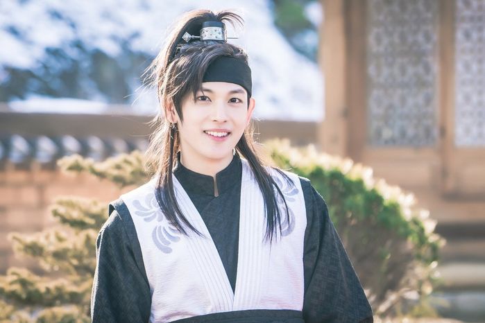 6 idol chuyển sang đóng phim được fan khen hết lời