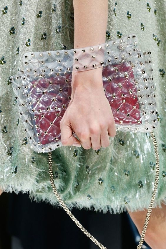 Túi xách trong suốt gây sốt trong làng thời trang và fashionista