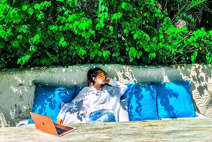 Ảnh hot sao Việt: Bích Phương khoe kính mới