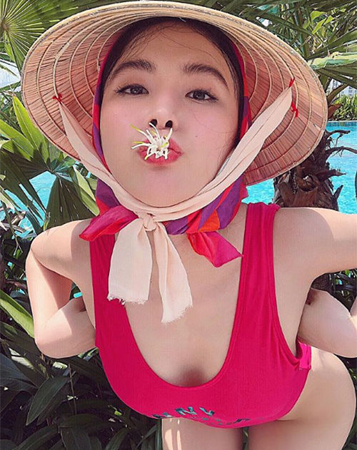 Ảnh hot sao Việt: Bích Phương khoe kính mới