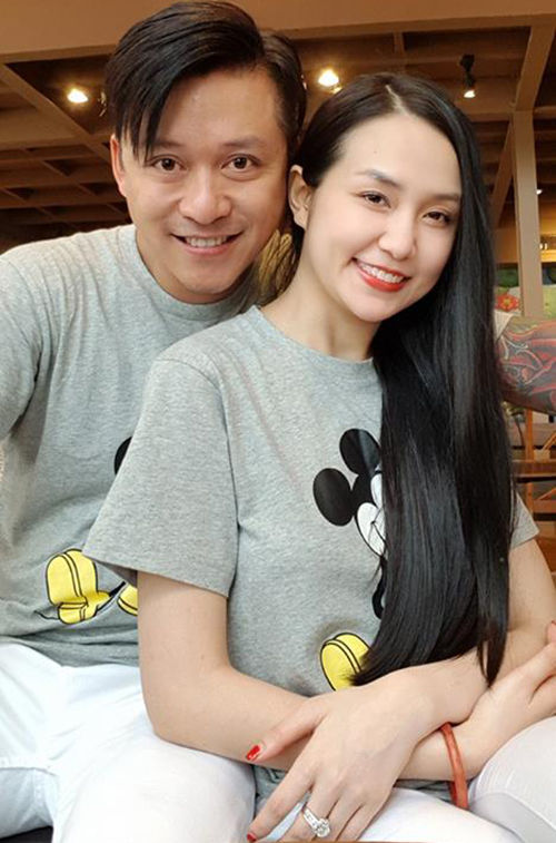 Ảnh hot sao Việt: Bích Phương khoe kính mới