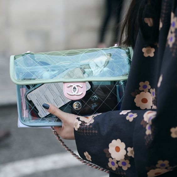 Túi xách trong suốt gây sốt trong làng thời trang và fashionista