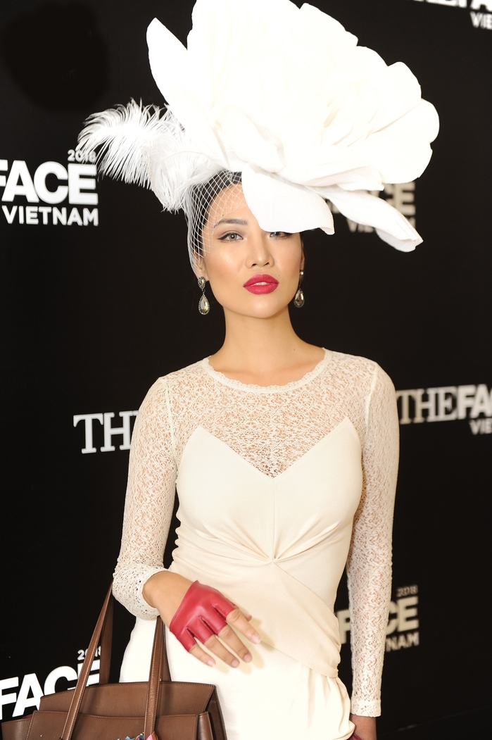 Hàng loạt thí sinh diện trang phục quá lố khi casting The Face 2018