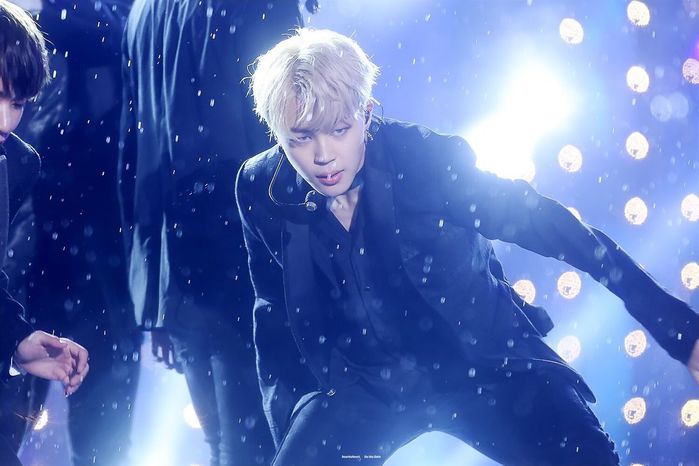 Điểm lại những sân khấu dưới mưa đi vào huyền thoại của loạt idol Kpop