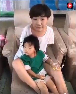 Dù không lành lặn nhưng mẹ vẫn yêu con theo cách của riêng mình