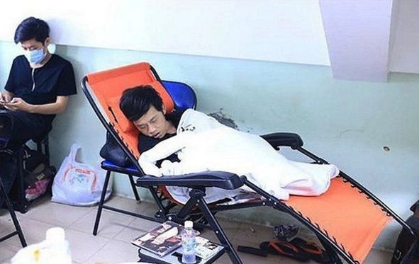Fan xót xa trước cảnh Sao Việt làm việc quá vất vả tới nỗi ngủ vạ vật