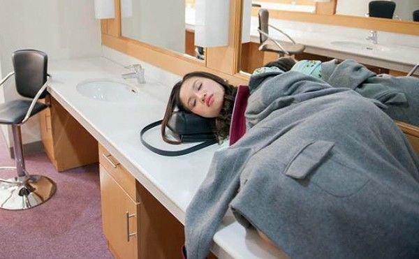 Fan xót xa trước cảnh Sao Việt làm việc quá vất vả tới nỗi ngủ vạ vật