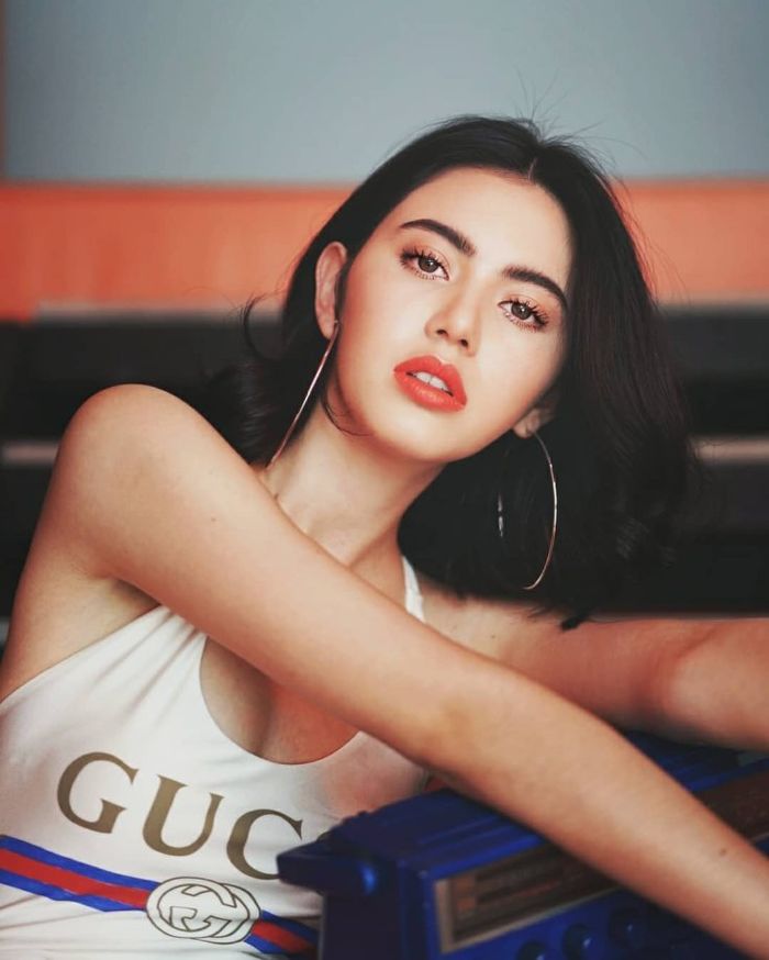Gu thoi trang cua mai davika chay ngay di khong dua duoc dau