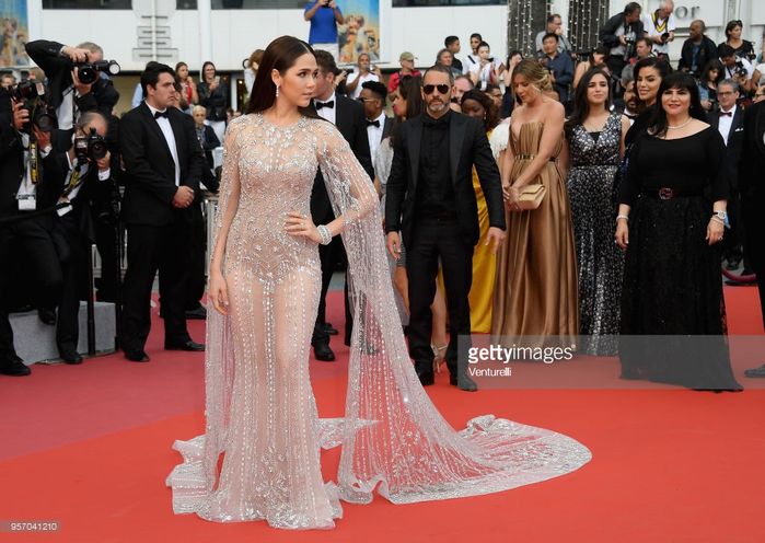 bestie LHP Cannes: "Cô bé đẹp nhất thế giới" khoe sắc giữa dàn mỹ nhân hở bạo