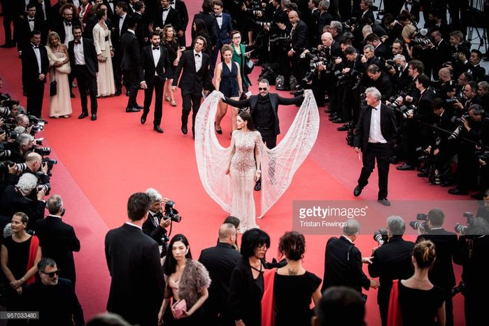 bestie LHP Cannes: "Cô bé đẹp nhất thế giới" khoe sắc giữa dàn mỹ nhân hở bạo