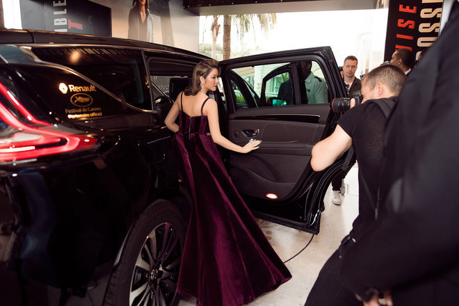 bestie LHP Cannes: "Cô bé đẹp nhất thế giới" khoe sắc giữa dàn mỹ nhân hở bạo
