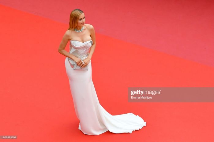 LHP Cannes: Cô bé đẹp nhất thế giới khoe sắc giữa dàn mỹ nhân hở bạo