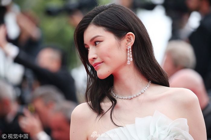 bestie LHP Cannes: "Cô bé đẹp nhất thế giới" khoe sắc giữa dàn mỹ nhân hở bạo
