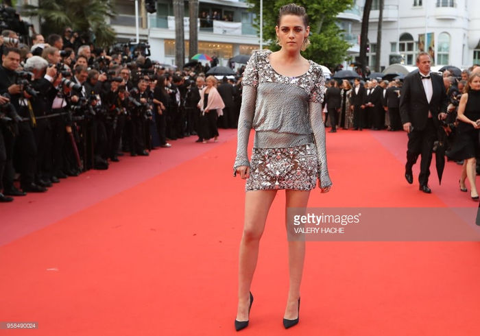 Lý Nhã Kỳ kiêu sa trong tà áo dài gây ấn tượng trên thảm đỏ Cannes