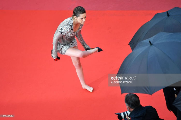 Lý Nhã Kỳ kiêu sa trong tà áo dài gây ấn tượng trên thảm đỏ Cannes
