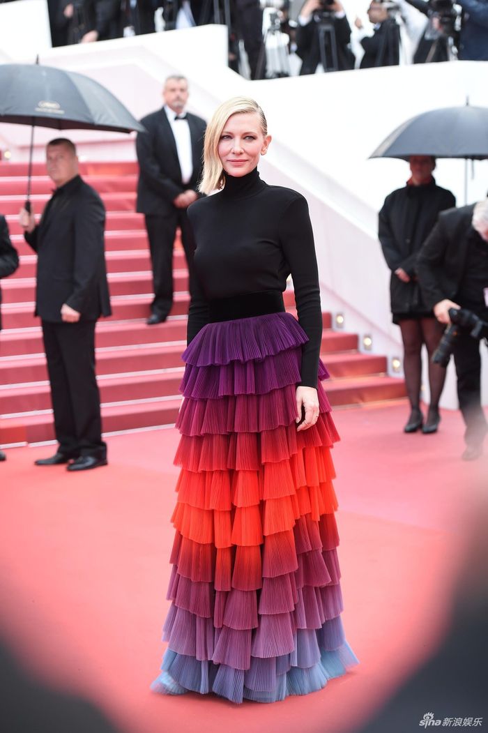 Lý Nhã Kỳ kiêu sa trong tà áo dài gây ấn tượng trên thảm đỏ Cannes