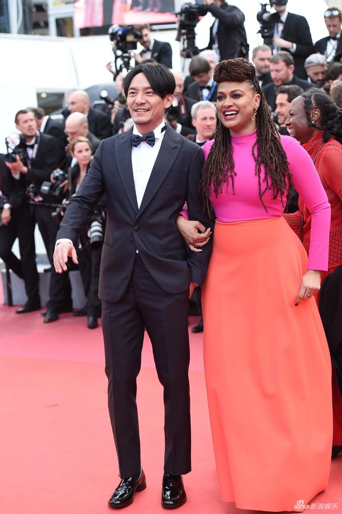 Lý Nhã Kỳ kiêu sa trong tà áo dài gây ấn tượng trên thảm đỏ Cannes