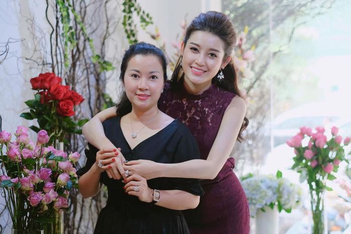 Bestie - Nhung ba me Viet luon la hau phuong vung chac cho con giua tam bao scandal