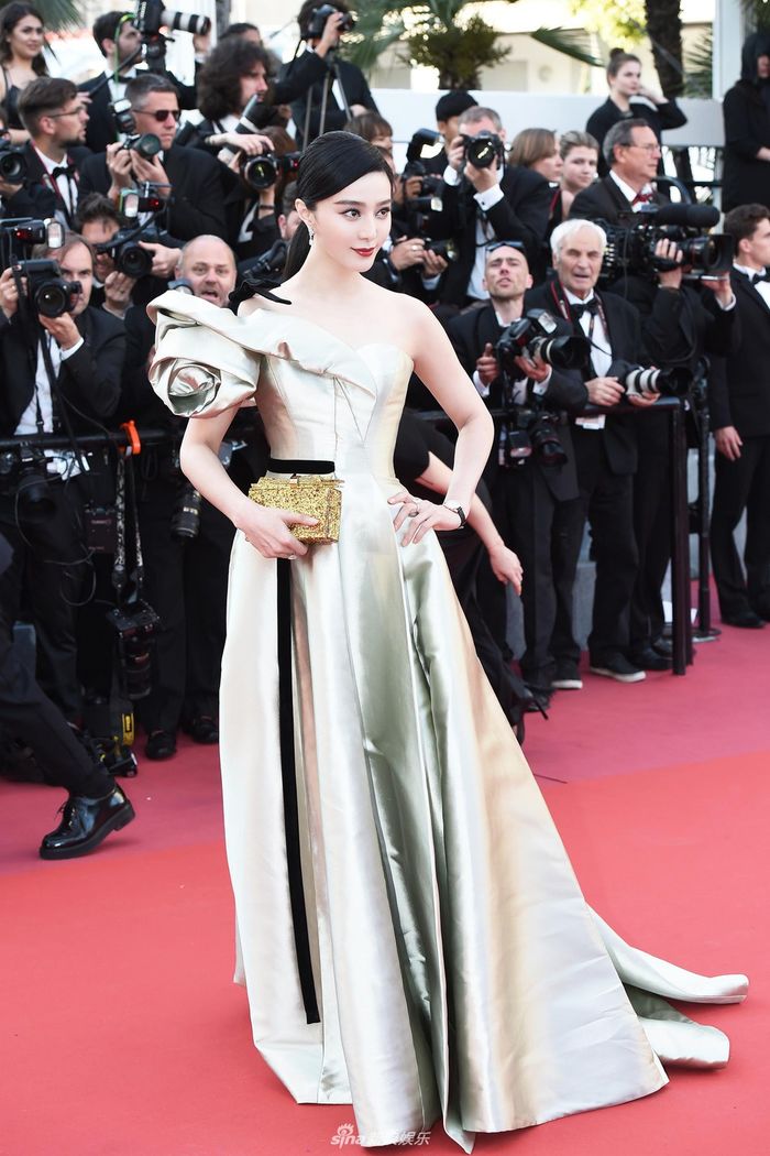 Những bộ trang phục lố, lộ và kỳ quái đổ bộ thảm đỏ Cannes 2018