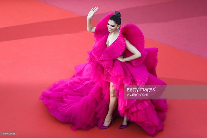 Những bộ trang phục lố, lộ và kỳ quái đổ bộ thảm đỏ Cannes 2018