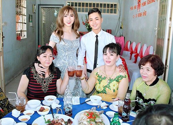bestie nhung dam cuoi dong tinh gay sot cong dong mang