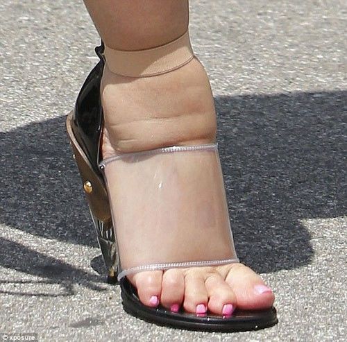 Bestie - Nhung kieu sandals vua hop mot laại vua thoang chan giup ban thoai mai dien he