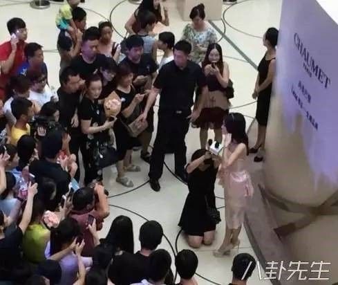 Những lần sao Hoa ngữ bị chỉ trích vì để trợ lý phải hầu hạ