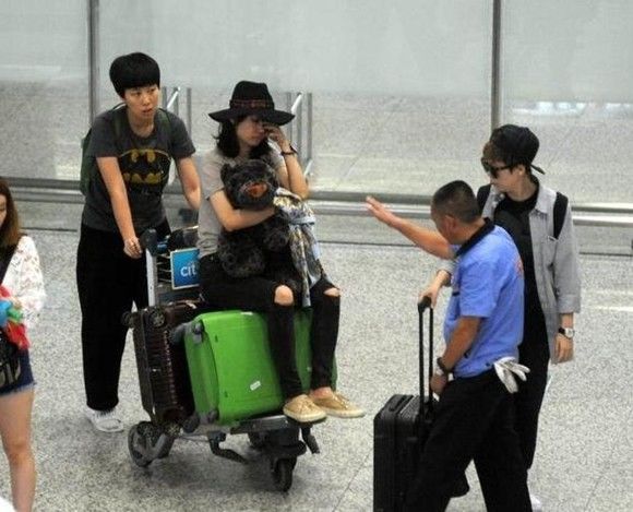 Những lần sao Hoa ngữ bị chỉ trích vì để trợ lý phải hầu hạ