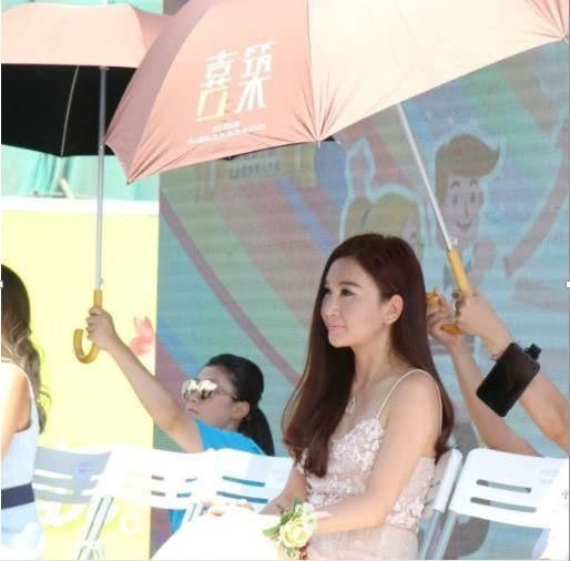 Những lần sao Hoa ngữ bị chỉ trích vì để trợ lý phải hầu hạ