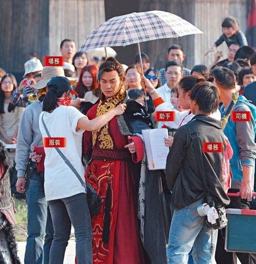 Những lần sao Hoa ngữ bị chỉ trích vì để trợ lý phải hầu hạ