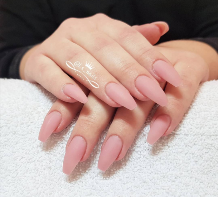 Những mẫu móng tay đơn giản mà thanh lịch để nàng diện hè này