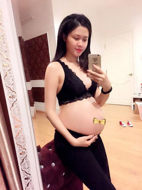 Sao nữ Việt khoe bụng bầu vượt mặt