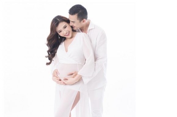 Sao nữ Việt khoe bụng bầu vượt mặt