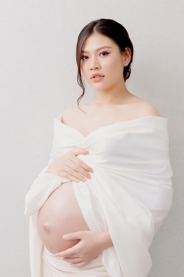Sao nữ Việt khoe bụng bầu vượt mặt