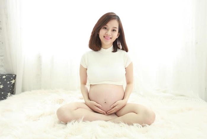 Sao nữ Việt khoe bụng bầu vượt mặt