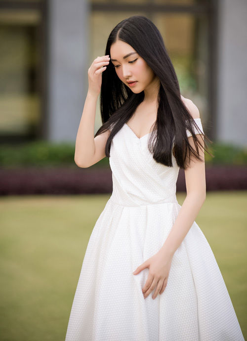 Sao Việt cùng đọ dáng trên thảm đỏ: người hở bạo, người kín bưng
